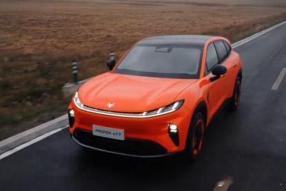 理想L6一半的价极狐T7挑战大型SUV
理想L6卖25万？那你看看这台，极狐阿尔法T7，预售价13.78万起，刚好一半的价。最狠的是，它轴距3040mm，比理想L6还长120mm！
5米车长，实打实的中大型SUV，后排随便跷二郎腿。200L前备箱、车载冷暖冰箱、全景AR-HUD，理想L6有的它有，L6没有的它也有。 
同样是家用SUV ​