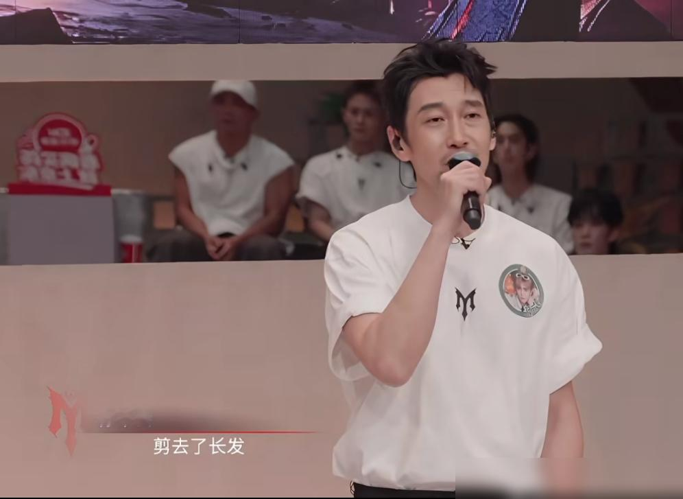 满江考前刚放完狠话放心交给我，转头就和张睿拿了全场垫底的75分。
9月1日的《披荆斩棘》二公小考，队长阿云嘎突然消失。真相是，他跑去死磕原创音乐剧《风声》的总制作人了。
这下惨了。缺了阿云嘎这个和声主力，满江和张睿硬着头皮唱《同花顺》。满江嗓音再沉稳，张睿气息进步再大，缺了核心的高音层次，整个舞