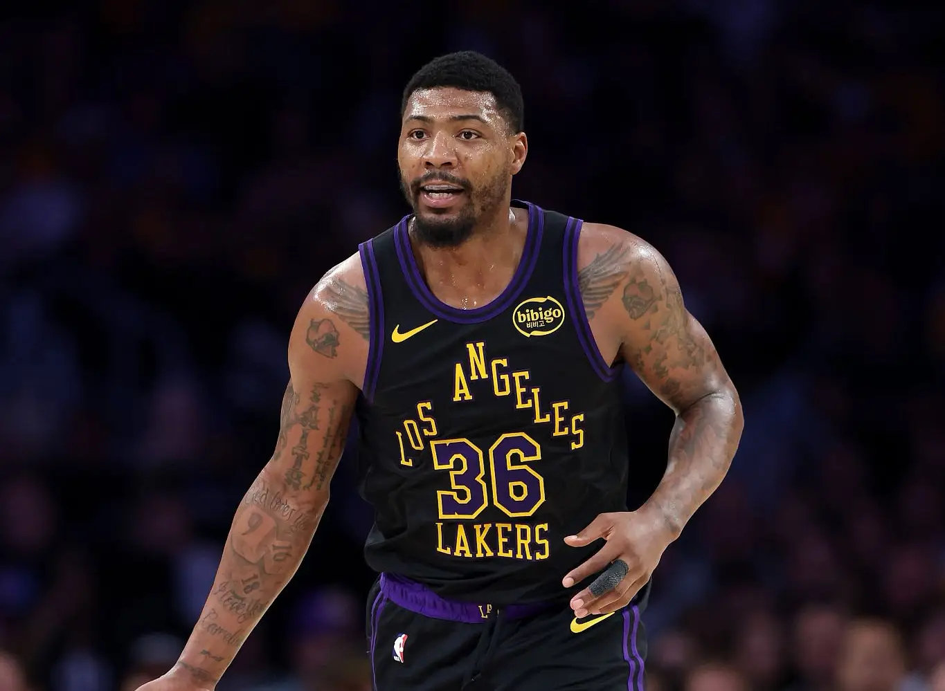 斯玛特谈为何离开湖人：“首先，我打得那么好，但最终给我的报价却和我的表现不相符。尤其是当你看到一些表现比我差很多的球员，却拿到了更好的报价时，这就更明显了。”

他还补充道，湖人提供的合同在保障性方面也没有达到自己团队的要求，因此最终选择了其他方向。

#v观体坛##微博视频号迎新计划# ​