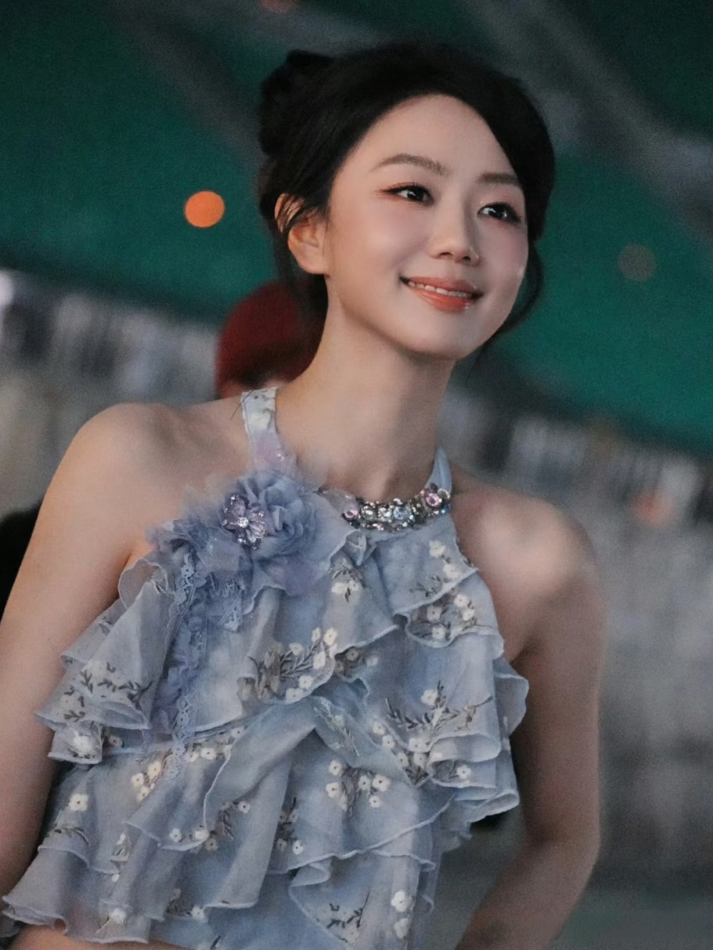 内娱终于出现个可怕的主持，
就是冯禧，
不是说她长得多漂亮，而是她优秀到，真的让人有点望尘莫及！

大四就拿下主持人大赛冠军，刚一毕业，直接就能搭档何炅录《你好星期六》。

你以为她是撞大运？错啦。
台上一分钟，台下十年功。
这丫头在后台，稿子背到凌晨三点，
连串场词都标了重音，生怕冷了场。
何炅递