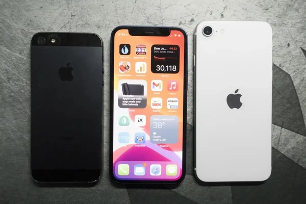 【#哪些机型可以升级iOS27#】#部分机型升级iOS27功能受限制# 苹果iOS 27即将开始向符合条件的iPhone用户推送。目前从2020年的部分机型到最新的iPhone 18系列均可安装iOS 27。不过，需要注意的是，能够升级系统并不意味着所有机型都能获得完整的新功能，尤其是与Apple Intelligence及Siri相关的AI能力， ​