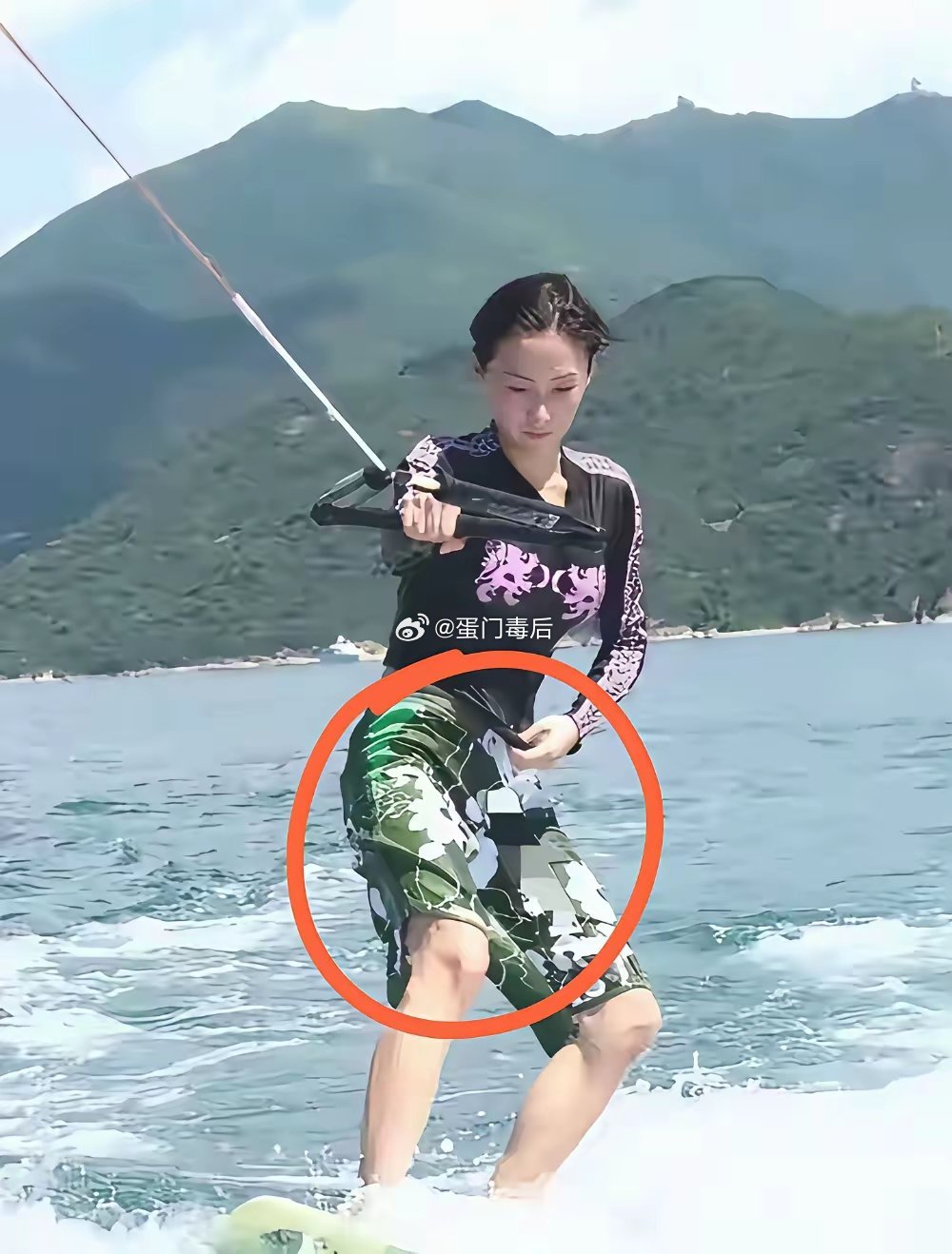 张柏芝当年这个冲浪照，很多人说是故意摆拍 ​