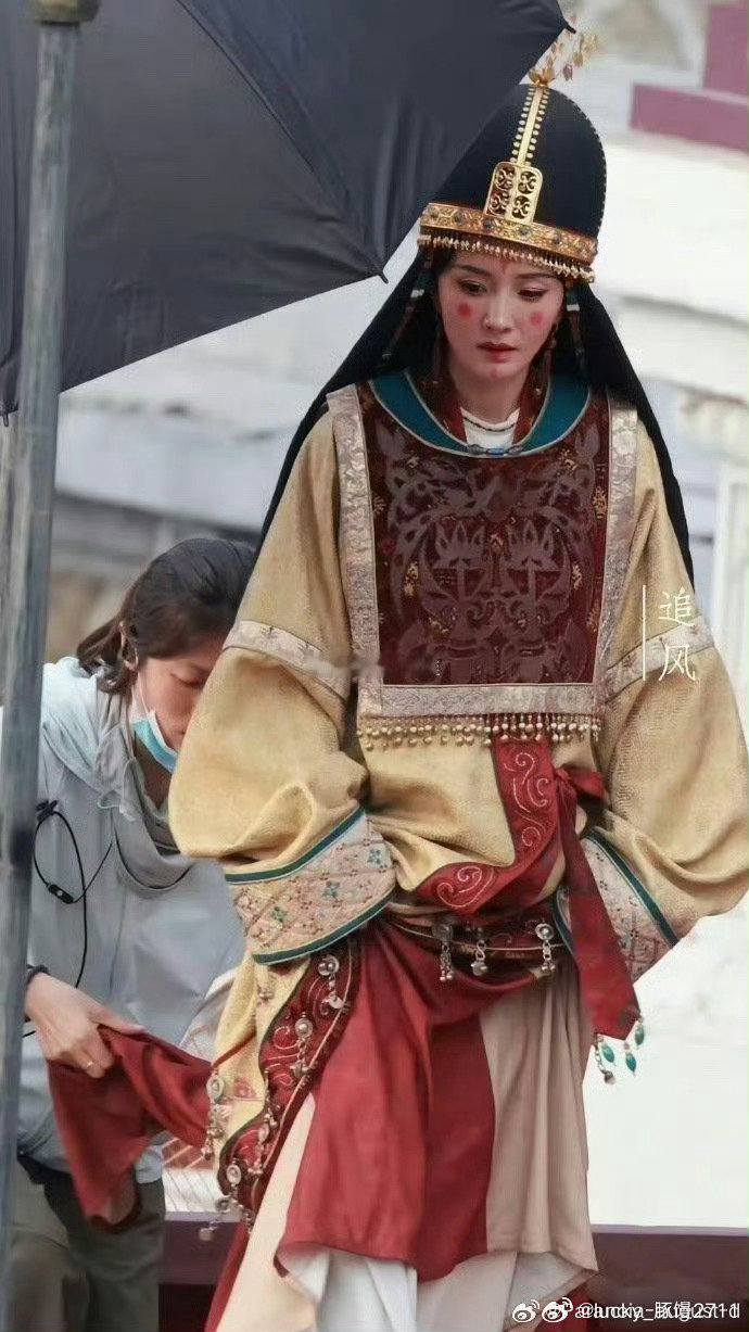 杨幂《江山大同》终于杀青了，一人分饰两角，历史正剧大女主，期待姐姐待播剧！ ​