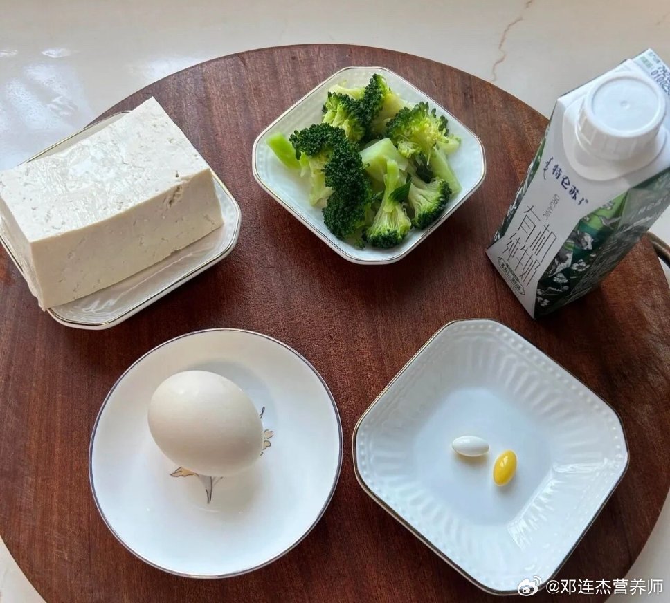 补钙会不会加重肾结石、血管钙化？怎么补钙才安全？

#世界骨质疏松日##无痛中国带你科学管理疼痛##中国镇痛周#

不少人不敢补钙，担心补出肾结石、血管钙化，又怕缺钙骨质疏松。
 
一句话分清：膳食来源的钙很安全，盲目大剂量吃钙片才有风险。
 
食物里的钙，在肠道就能结合草酸，减少草酸进入尿液，反而有助于降低草酸钙结石风险。
血管钙化根源是内皮损伤、三高、代谢异常，正常食补的钙，不会凭空跑到血管壁沉积。
 
✅安全补钙记住这几点
 
1. 优先食补：奶、酸奶、豆腐、绿叶菜，成人每日推荐800mg钙
​
2. 钙片只补缺口，不盲目猛补；少量分次吃，避免单次大剂量
​
3. 搭配维D，少盐，盐多会加快钙流失
​
4. 有肾结石史、肾病、血管钙化，补钙前先咨询医生
 
不是补钙有害，是乱补才踩坑。