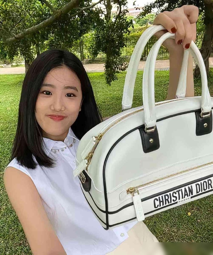 贾静雯52岁了，亲口说不管21岁大女儿谈恋爱，还自嘲“妈妈都没太注意”。
梧桐妹稳定交往中，男方“有接住女儿”，贾静雯就一句：不干涉。不催婚，不查岗，不摆丈母娘架子。
再看她自己的日子，生日在马来西亚剧组过，修杰楷带着全家飞过去探班，还买单了她指定的钻石项链。
一边是女儿自由恋爱，一边是自己被