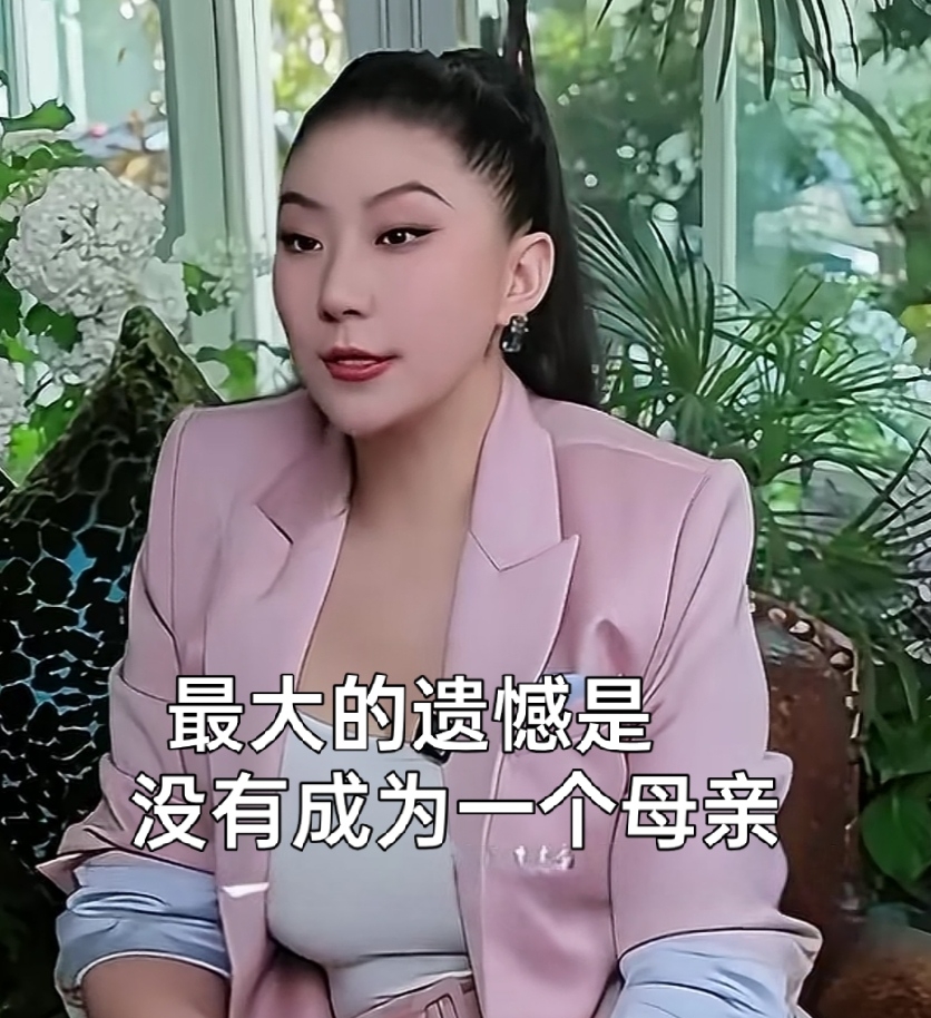 终于明白❗谢贤当初为什么会喜欢COCO

之前我一直纳闷，谢贤这么有本事又有钱的人，怎么就看上COCO了，直到看了一次采访才搞懂真相。

谢贤的前女友COCO在采访里说，自己最大的遗憾就是没当上妈妈。她不肯选试管婴儿，是觉得孩子是爱情的结晶，得给她一个完整的家。

听完这话我一下就懂谢贤为啥喜欢她了