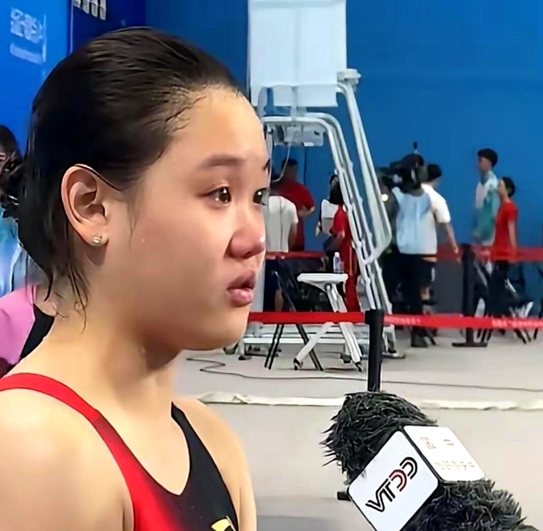 张家齐回怼亲妈那句“你把自己说得那么高尚啊”，正片居然全剪了，全扔进了花絮。

跟着一起被删的，还有锤娜丽莎在观察室的犀利点评。观众在正片里看啥？就剩一堆刻意造梗的慢镜头。现在的综艺剪辑总怕真实情绪太硬，宁可留段子，也要把人的棱角全磨平。

运动员最圈粉的劲儿明明是不装、不绕。把人剪成配合演出的空壳
