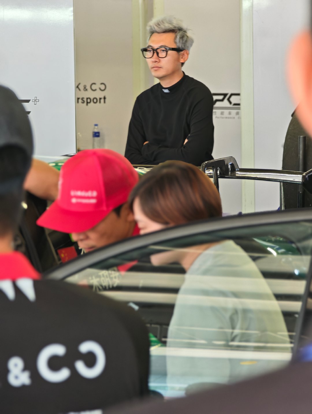 吴彦祖来看我们赛车了，
我这算合影成功了吧？～
#吴彦祖# ​