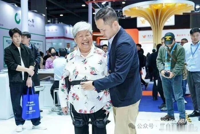 从耗材到智能装备：南昌适老医疗器械正在换赛道
南昌医疗器械过去给人印象多是注射器、敷料、低值耗材，面对居家养老、机构康复和海外老龄化市场，单纯靠传统产品已经不够。近两年，南昌把适老医疗器械、康复智能装备作为实体经济新增长极来推，思路很清晰：把研发、中试、注册、临床、制造、出海串成 ​