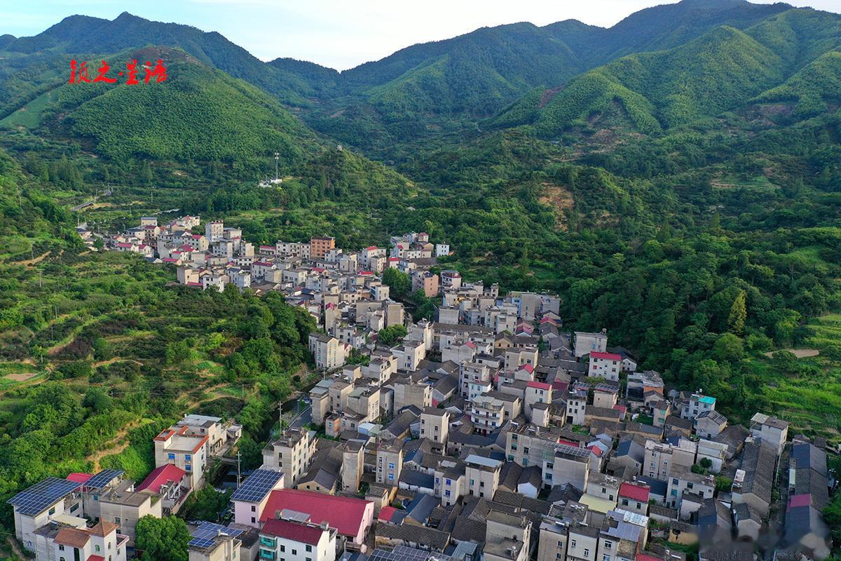 浙江省绍兴市新昌县小将镇南洲村，毗邻台州市天台县石梁镇，是新昌县东南端最偏远的村庄。
群山合围的山谷间，溪水冲积而成开阔平缓的河洲绿地，宜居可耕，因地处古剡县的东南部，始称东南洲，后世简称为南洲。
公元144年，山东济阳人丁崇仁任剡县令，三年后，为避党祸隐居于东南洲，逐渐成村，称为“ ​