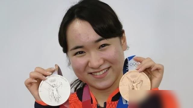 伊藤美诚把自己从国家队名单里“删”了，连社交账号上的乒乓球痕迹都清空了。
12年来头一回，日本队正选候补加起来18个人，没有她。排名掉到25位，连替补资格都够不着。
但她不是被踢的，是自己走的。书面回应说得很直白，想找个能“从零开始”的环境，重新看看自己，不光是球员身份，还有作为普通人的活法。