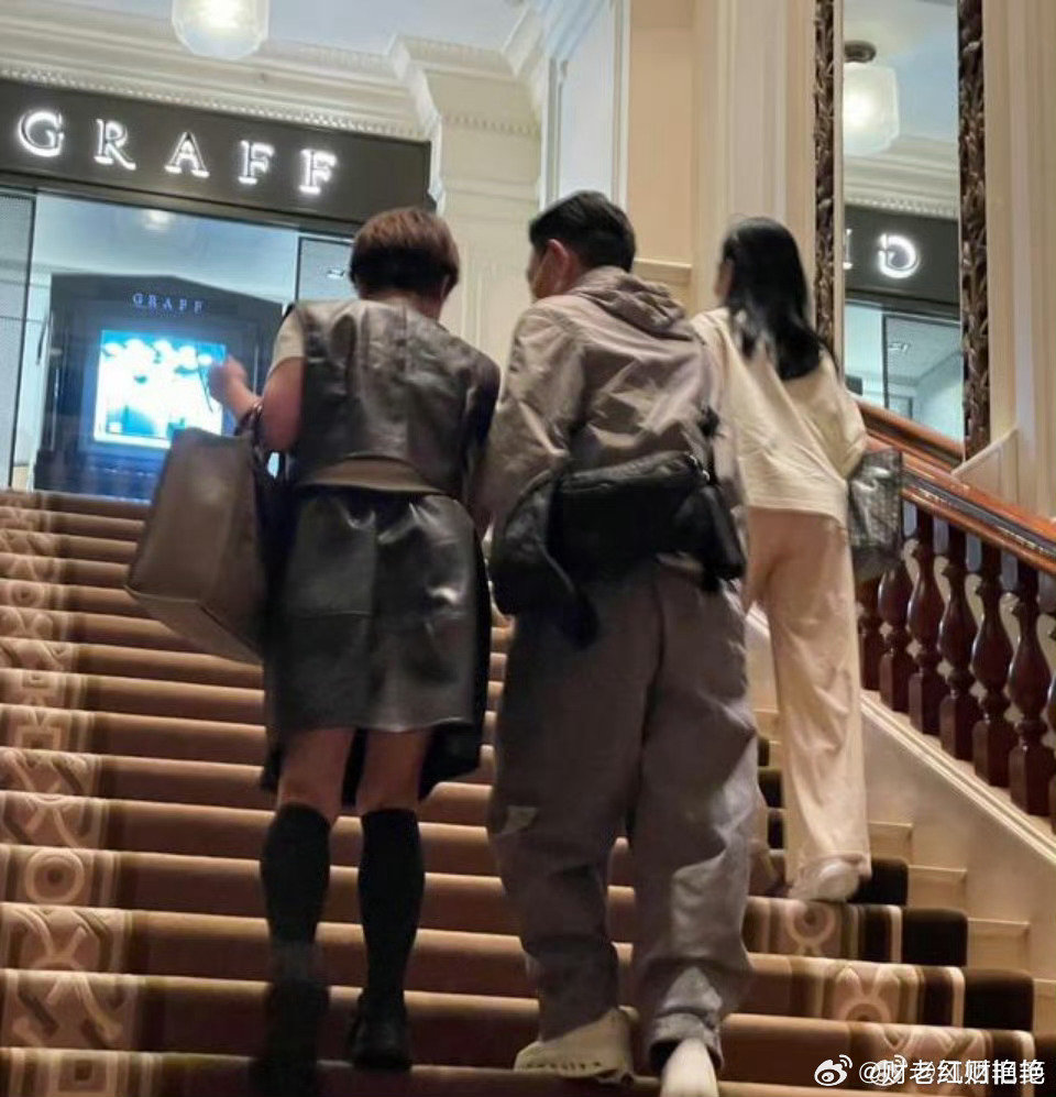 近日，网友在香港半岛酒店偶遇刘德华与妻子朱丽蒨，朱丽蒨背影被误认成女儿，这是两人极为罕见的公开同框画面。  一、偶遇现场核心细节- 时间地点：2026年10月18日，香港半岛酒店内，夫妻二人沿楼梯前行