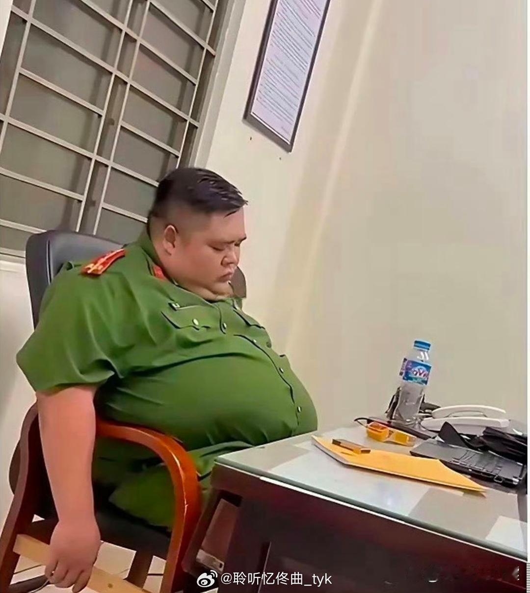 越南高级军官，工作量太大了。 ​