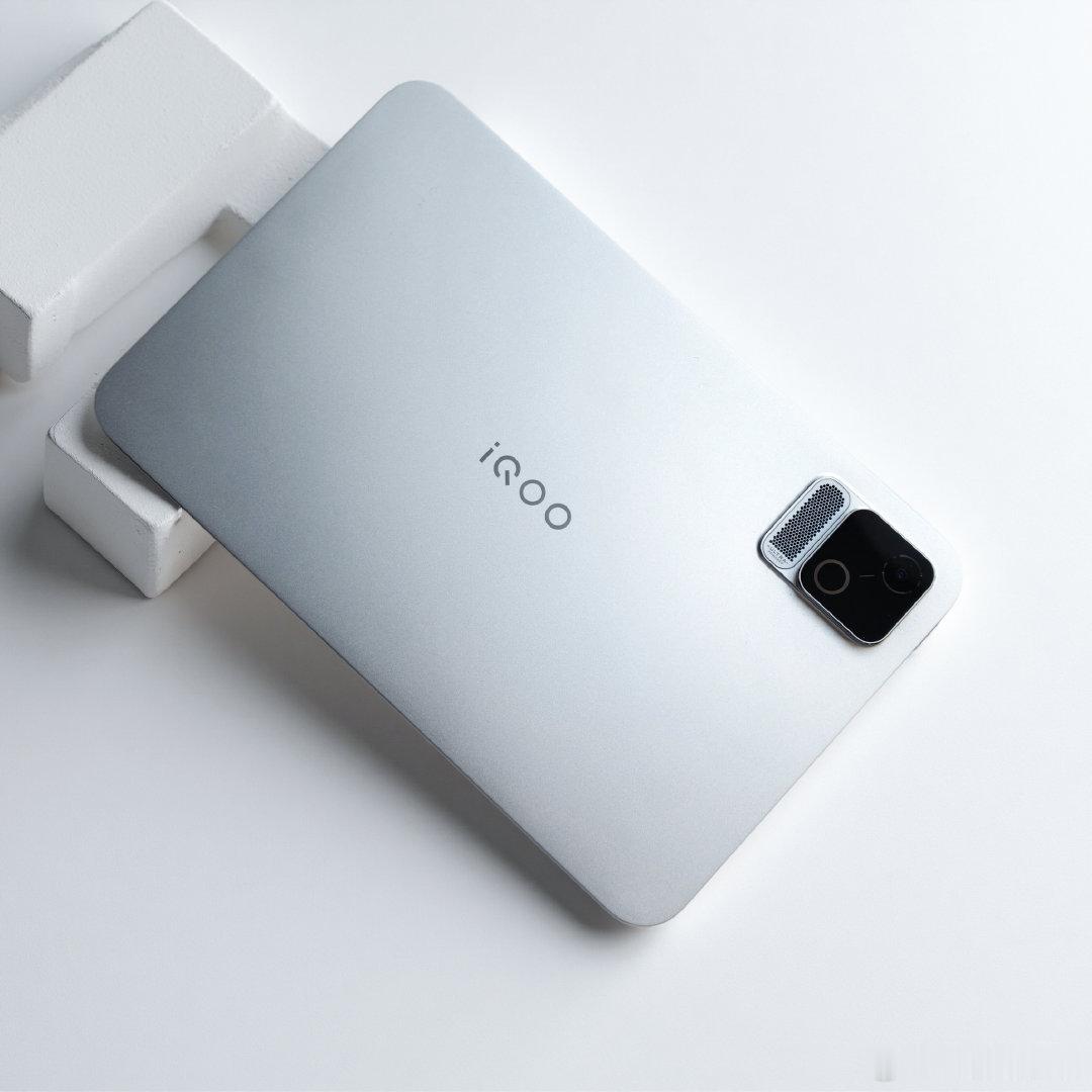 iQOO Pad Ultra星铠银图赏！8.8英寸298g的小尺寸平板上手非常惊喜，外观延续iQOO 15 Ultra的家族设计，全金属一体机身，星铠银配色很有机甲感，整体看上去电竞味道很足，满分10分你们打几分[馋嘴]#新品驾到##新机来了# ​