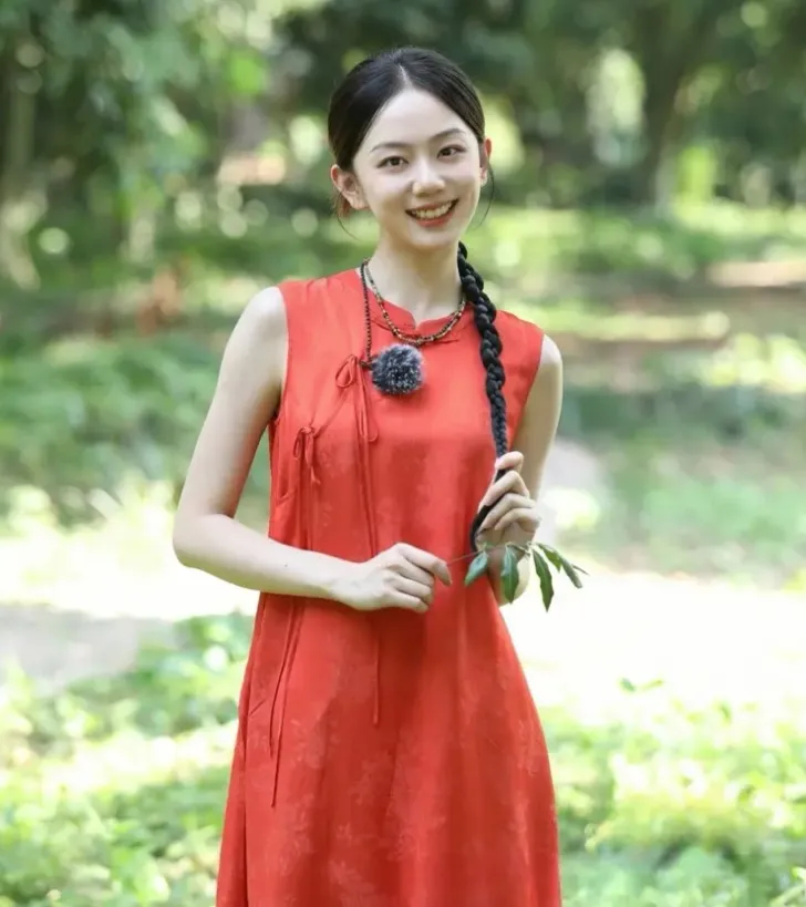 她是当年台下的小歌迷，2026年9月19日与他修成正果，成为音乐人许嵩的妻子。
许嵩40岁，看上去很年轻。他毕业于安徽医科大学，现在是资深的创作型歌手。
冯禧26岁，毕业于中国传媒大学播音与主持艺术专业。同宿舍226室的同班同学都是播音系优秀的毕业生，冯琳、孙乐言等在工作中的表现十分抢眼。
冯禧与许