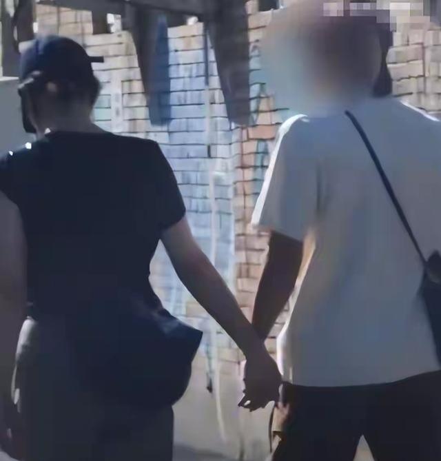 别乱说了，白百何新恋情曝光？这不是她的大儿子元宝吗？跟儿子十指紧扣也是很正常的事情，儿子如今已经18岁了，能长到这么高大也是正常的。大家都别快乱说了，毁人清誉不礼貌！