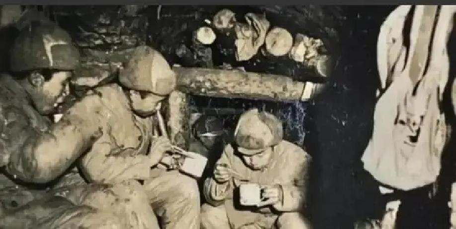 1950年，27岁富商霍英东，给志愿军送的300根救命钢管遭海盗劫持，枪口顶脑之际，他竟做了个让海盗都意外的大胆决定！
枪口抵在后脑的瞬间，霍英东立刻明白了一件事：货是追不回来了。这批钢管是他费了不少周折才从香港采购到的，原本计划和其他物资一起，趁着夜色送往内地。
当时，新中国刚成立不久，西方国家对