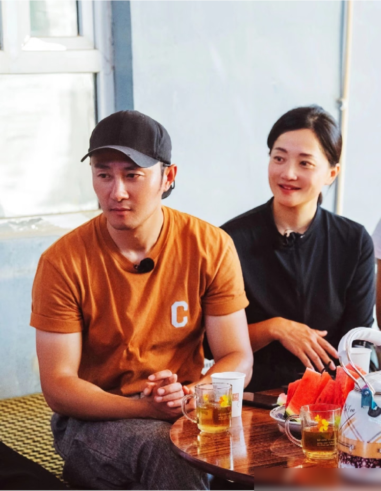 十年婚姻散场，郭柯宇兜里就剩几万块，没房没车，带着儿子在北京租房住。
不是净身出户，胜似净身出户。孩子跟她，财产没分到多少，房子更是连名字都没落着。前夫章贺照常拍戏、上综艺，日子该怎么过还怎么过。
节目里她轻飘飘一句没爱了，就把十年交代了。可账本不会骗人：一个拿过影后的女演员，离婚时连个落脚的地