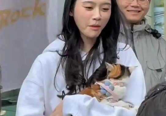 三年抱俩，肚子上还开了两刀，这事居然还没完？
婆婆那边早放话，最少三个。何猷君上节目也直说，想要更多。可谁问过奚梦瑶一句：你愿不愿意？
她两次剖腹产，产后抑郁那阵子，还得火速瘦身、赶紧复出。镜头前笑得轻松，镜头后那道疤、那笔账，只有自己知道。

节目里聊腹膜外剖宫产不痛，听着像小事。真落到普通人身上