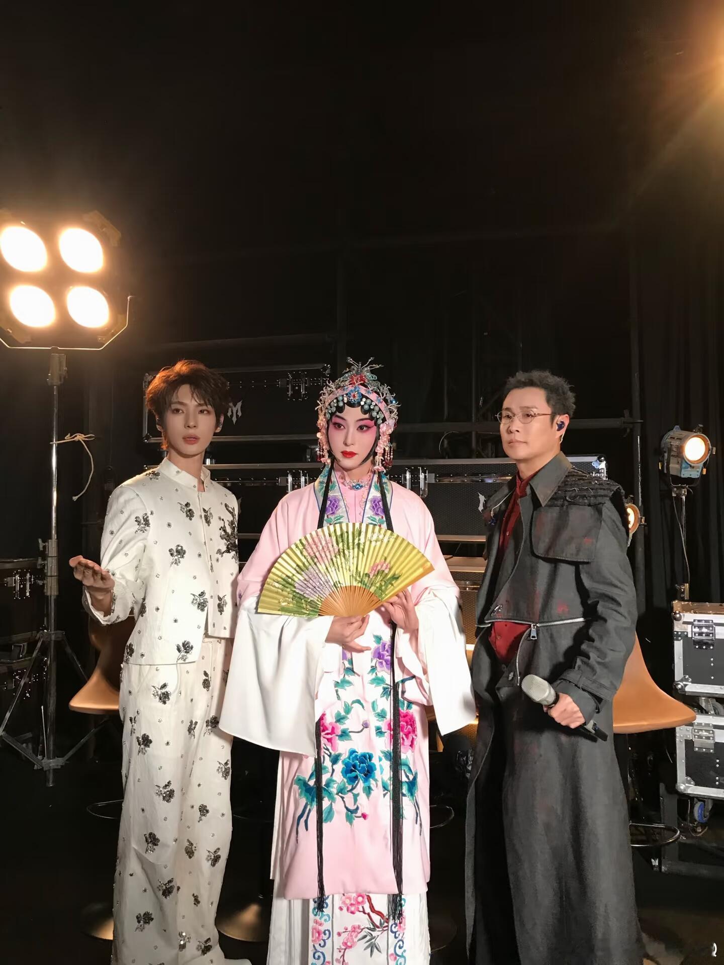 #京东也太宠披哥粉丝了# 
成团夜快到了，我又把小沈阳战队《在梅边》舞台翻出来刷了好几遍，真是给到夯！

最忘不掉的还是颜安那段快读贯口，50秒259个字，一口气下来又快又清楚，一个字都没打结。这不是嘴皮子利索，这是台下练到吐才有的功夫。

希望成团夜，他还能带来这样让人忍不住反复回看的舞台 ​