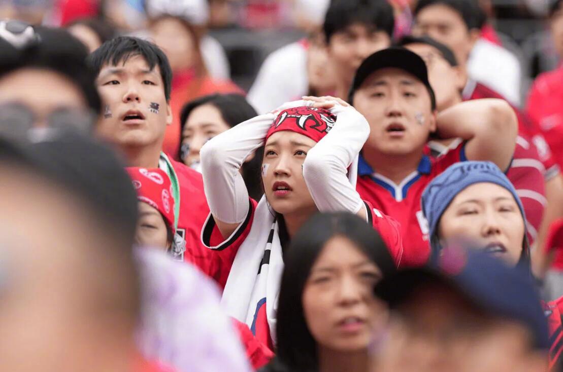 由于韩国队世界杯出局，韩国执政党议员宋永吉在社交媒体上公开批评韩国足协...