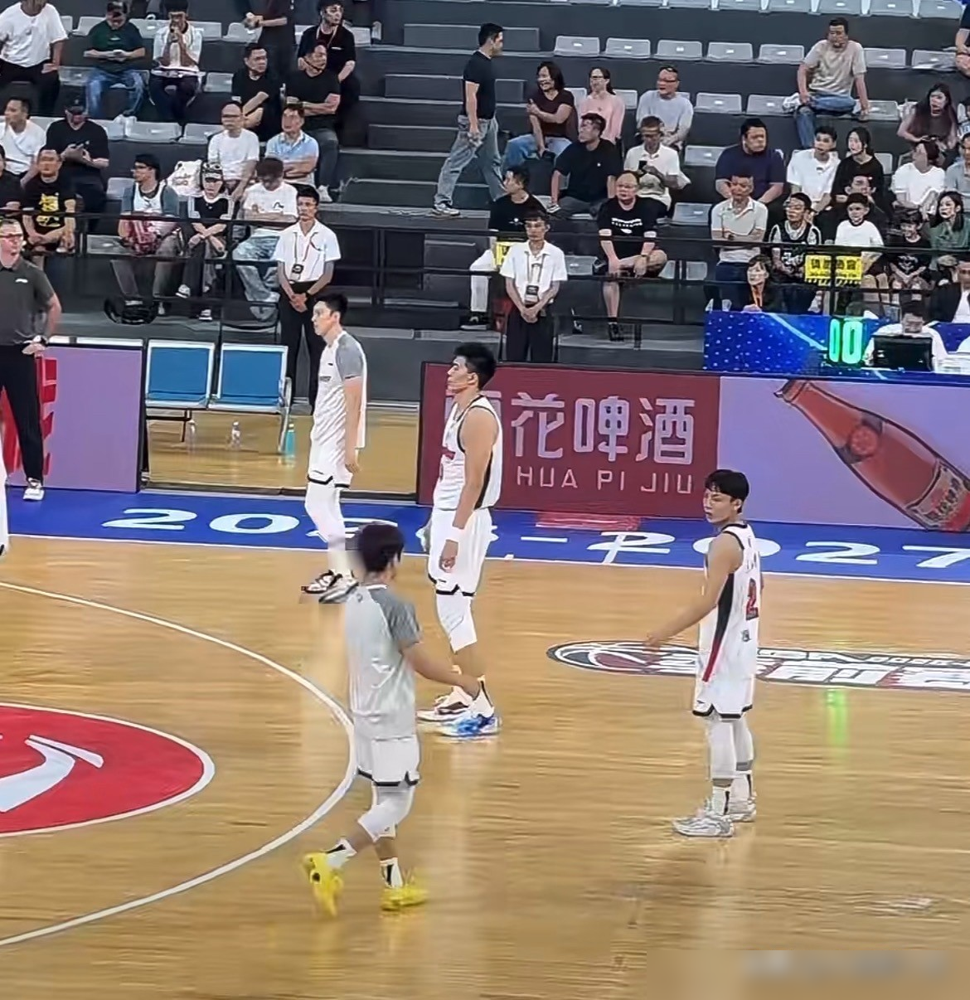 广东男篮季前赛连山东、广州都摁不住了，两连败，篮板被抢成筛子。
10月9日打山东，篮板30比46，整整少16个。三分球25投4中，命中率16%。转过头10月10日打广州，广州那个大外援一个人抓20个板，广东全队才38个。
最扎眼的是新外援博日奇。首秀5中0，拿1分，第二场5中2，得6分。这数据摆