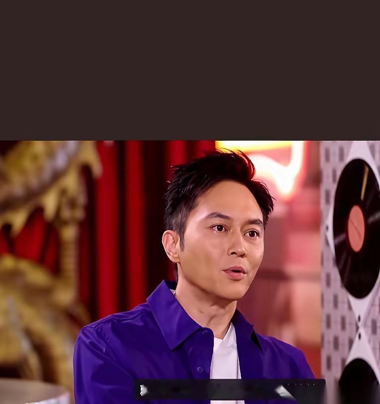 主持人当面让张智霖列出三个最喜欢袁咏仪的地方，他当场回绝说找不出三个。
对方紧跟着追问是不是图对方漂亮，他把长相和性格全撇开了，只认一句这人是他老婆。
袁咏仪转头要买的新包，到底还是得张智霖一边在嘴上嫌弃一边掏钱结清。
很多人过日子总喜欢算计条件。
谈恋爱的时候列单子：图人家长得体面 ​