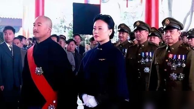 71岁的张国立两鬓全白还在片场吸氧，撂下一句“绝不退休”。你看过《建国大业》里他演的蒋介石么，那眼神阴鸷得像钉子。戏里跟邬君梅的宋美龄，一个抿嘴一个递茶，全是算计。如今戏外，邬君梅60岁，丈夫奥斯卡2024年走了，她憋了两年才淡淡说出来。张国立呢，每天干12小时，瘦得挂不住相，还在排话剧。一个死了丈