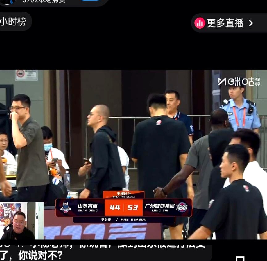 普卢默那灾难级的上半场只拿两分，看得我真想砸电视
 

山东男篮这次挑的外援简直让人开眼，花钱请来的不是帮手倒像是来度假的
 

反观人家广州外援在外线框框一顿狂扔，打得风生水起
 

邱彪教练也是让人直摇头，硬让陈培东去客串组织后卫
 

结果呢，运球被断得干干净净，三分线外也是频频打铁
 

手
