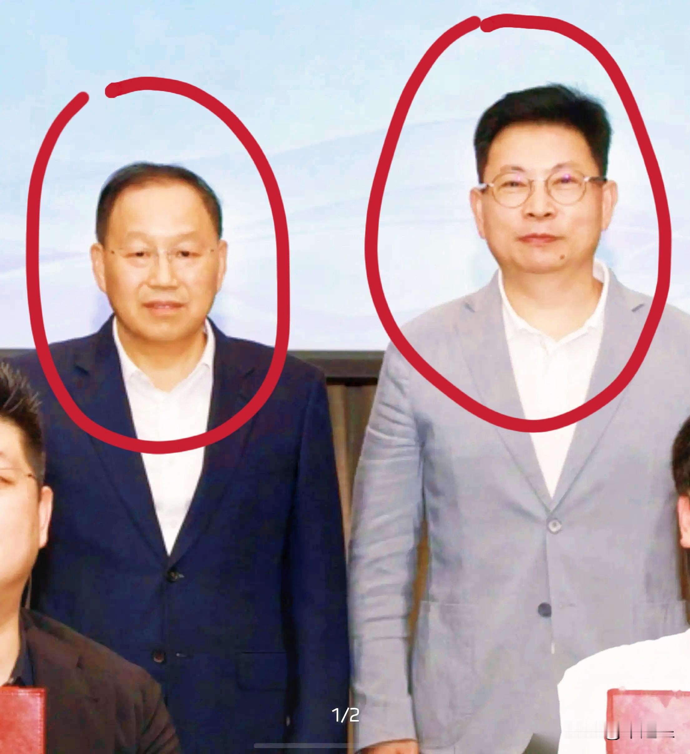 同样一场续约签约仪式，有人意气风发、神采昂扬，有人神色凝重、心事重重。

华为与赛力斯官宣续约五年的名场面，看完两人同框的神态反差，才懂这场合作从来不是单纯的强强联合，而是一场心照不宣的商业博弈。
 
很多人只看到双方官宣“合作升级、深耕高端智能汽车赛道”的美好官宣，却忽略了镜头下最真实的细节。9月