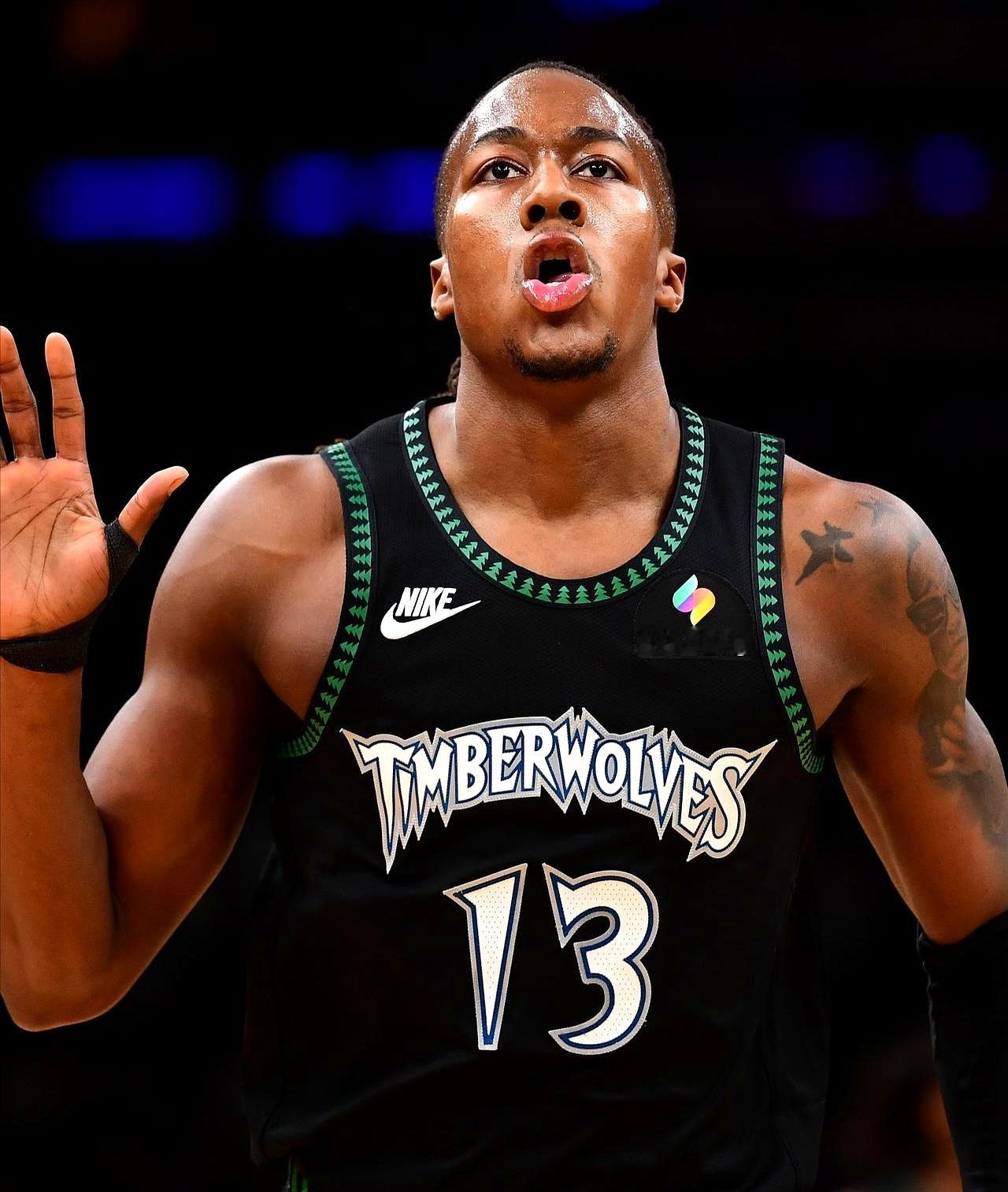 要么是突进去迎着约基奇上篮，要么是顶着防守扔三分！    一个叫道苏姆...