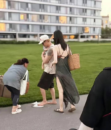 陈伟霆抱娃，何穗一身露背长裙，太美