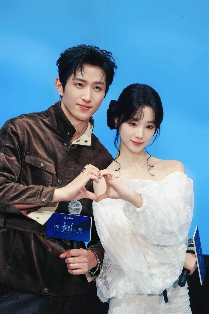 #王凯沐撒娇太犯规了#BGM一响他就进入状态，自在地做各种可爱手势，帅气底色还在，又多了几分软萌，这种组合真的太犯规。 ​