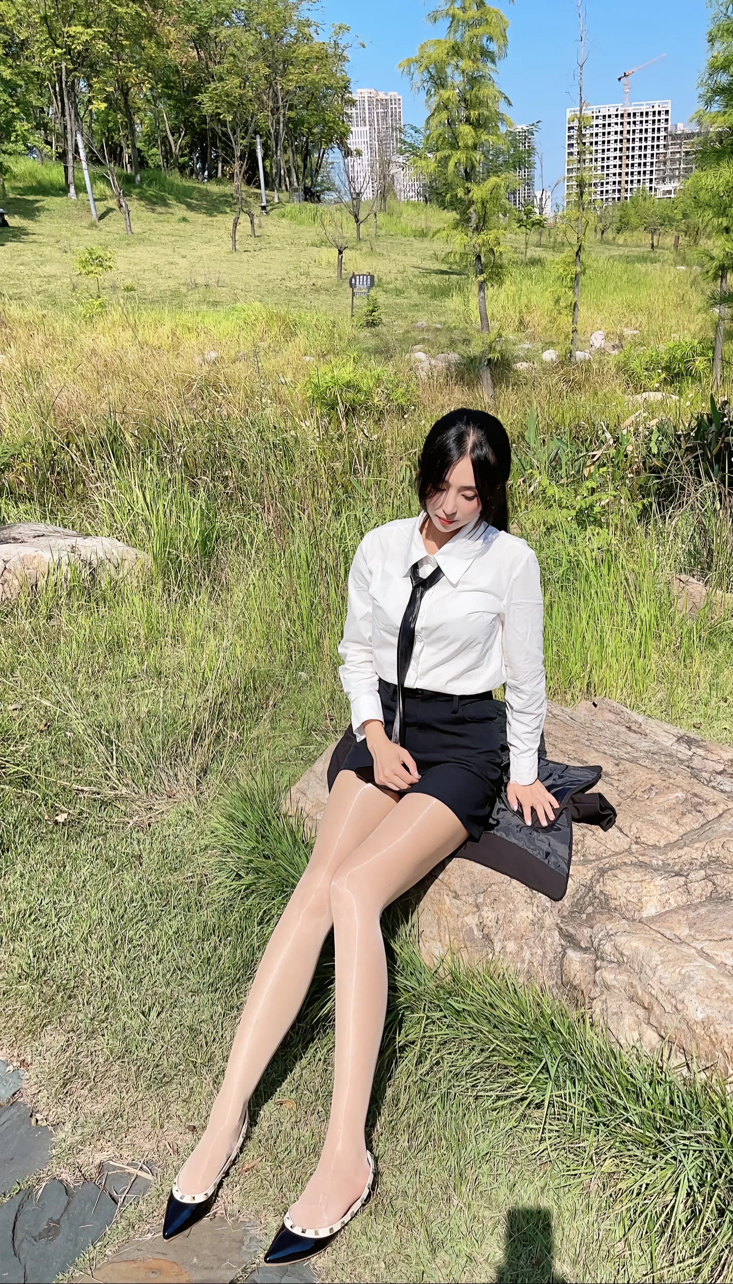 白衬衫黑短裙玩转出其不意的甜酷感！马油肉丝袜自带高清磨皮滤镜，细腻光感...