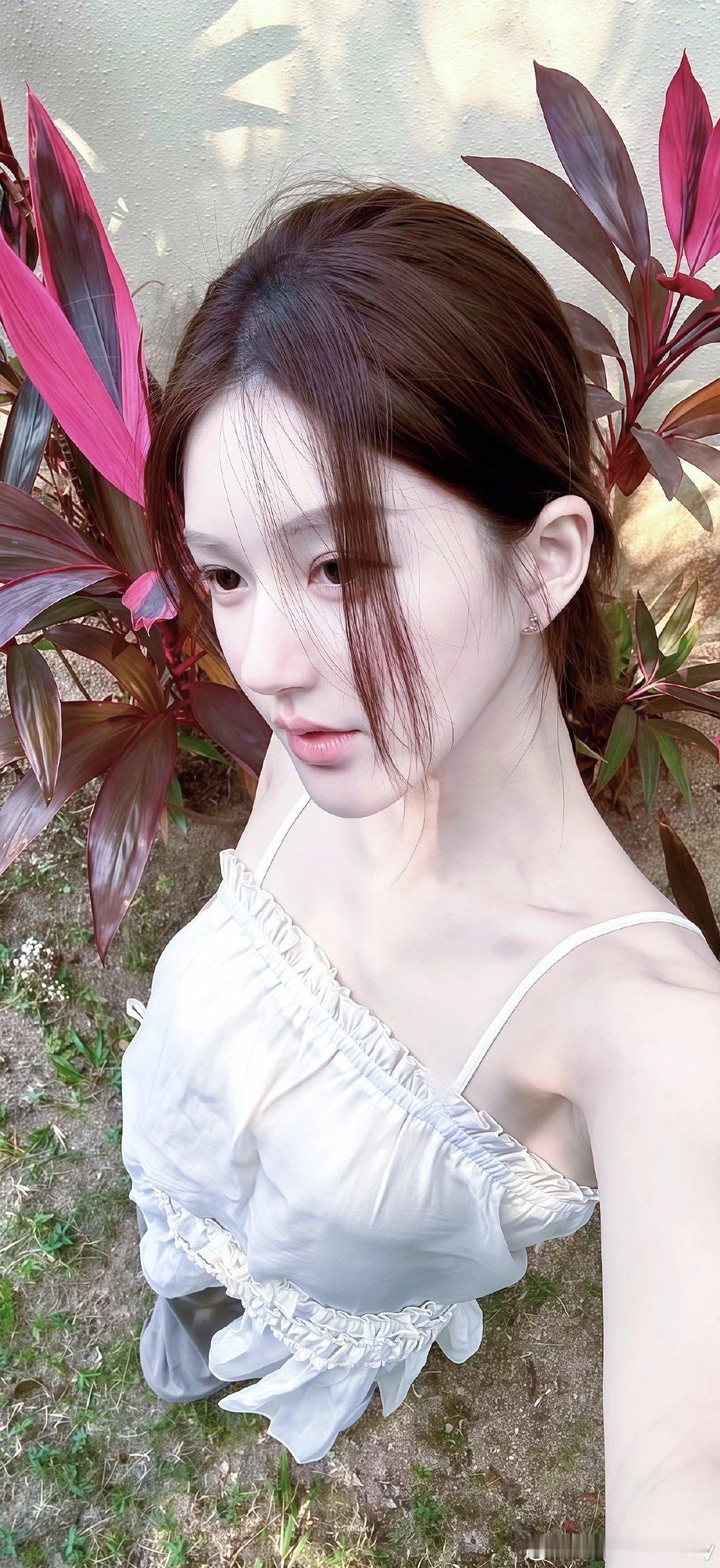 #赵露思[超话]# zls#赵露思许我耀眼#zls#赵露思许妍#

夏日蝉鸣不止，玫瑰盛放热烈，我携浪漫奔赴你 ​