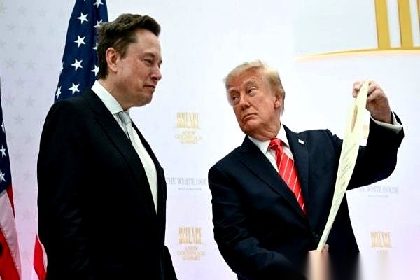 马斯克掏出3亿5000多万元帮共和党辅选，成了2026年期中选举出资最高的个人金主。
参议院的布鲁曼索公开表态，民主党如果胜选就要回头彻查他和政府效率部。
政府稽核处在审计报告里指明，马斯克承诺要帮美国省下的2万亿联邦支出，实际只有2150亿元。
前头夸下的数还没对齐，后头的清算名单就已经写上名字了