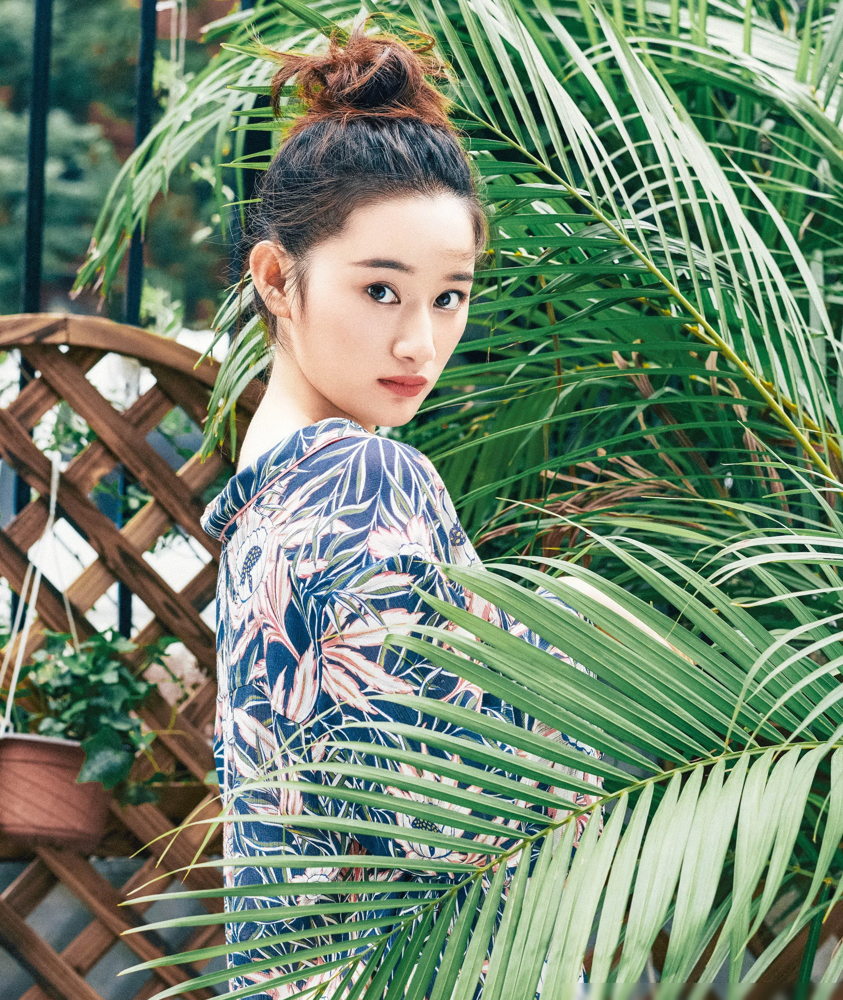 郭晓婷20年前差点成了日本女团成员！
那会她在长沙跳王心凌的舞，被艾回挑中，父母怕她孤身赴海外危险，她自嘲五音不全没唱跳天赋，愣是没去。后来浪姐找了三次，她怕玩命熬夜耗健康，也拒了。
这些年深耕国内，花楹、顺德仙姬全是爆火配角，成了公认的有效客串天花板，还靠《数到三》扩了戏路。
选适合自己的路