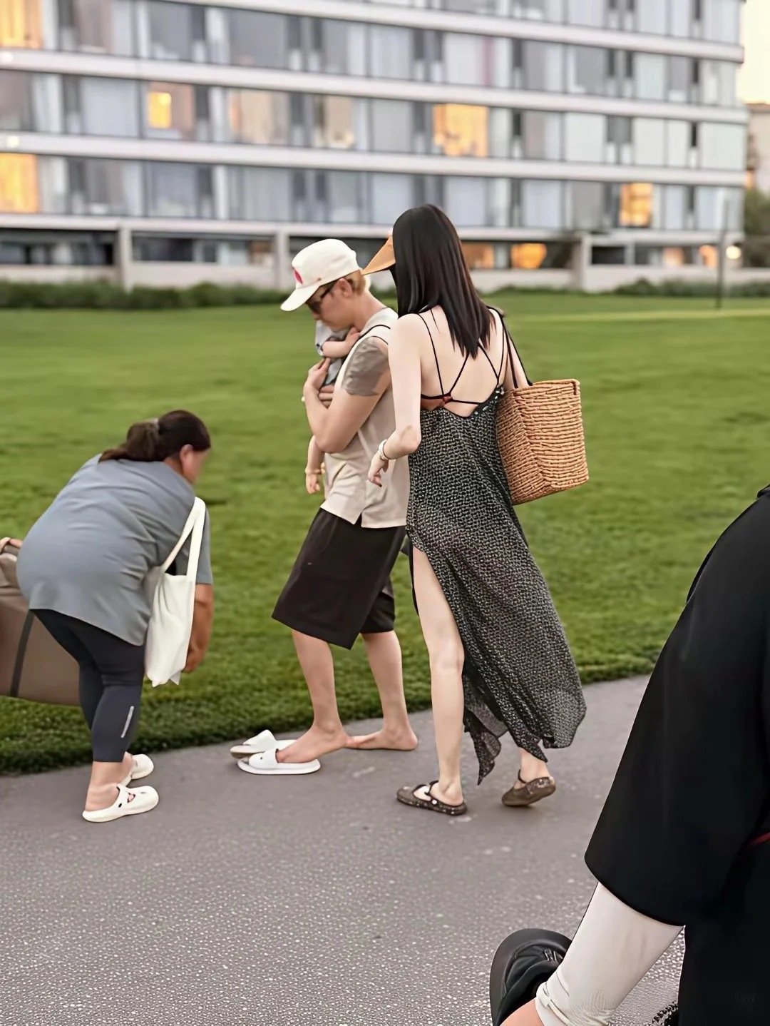陈伟霆何穗一家三口同框，爸爸是顶流演员，妈妈是国际超模，而且工作这么忙还能一起带孩子真好啊 ​