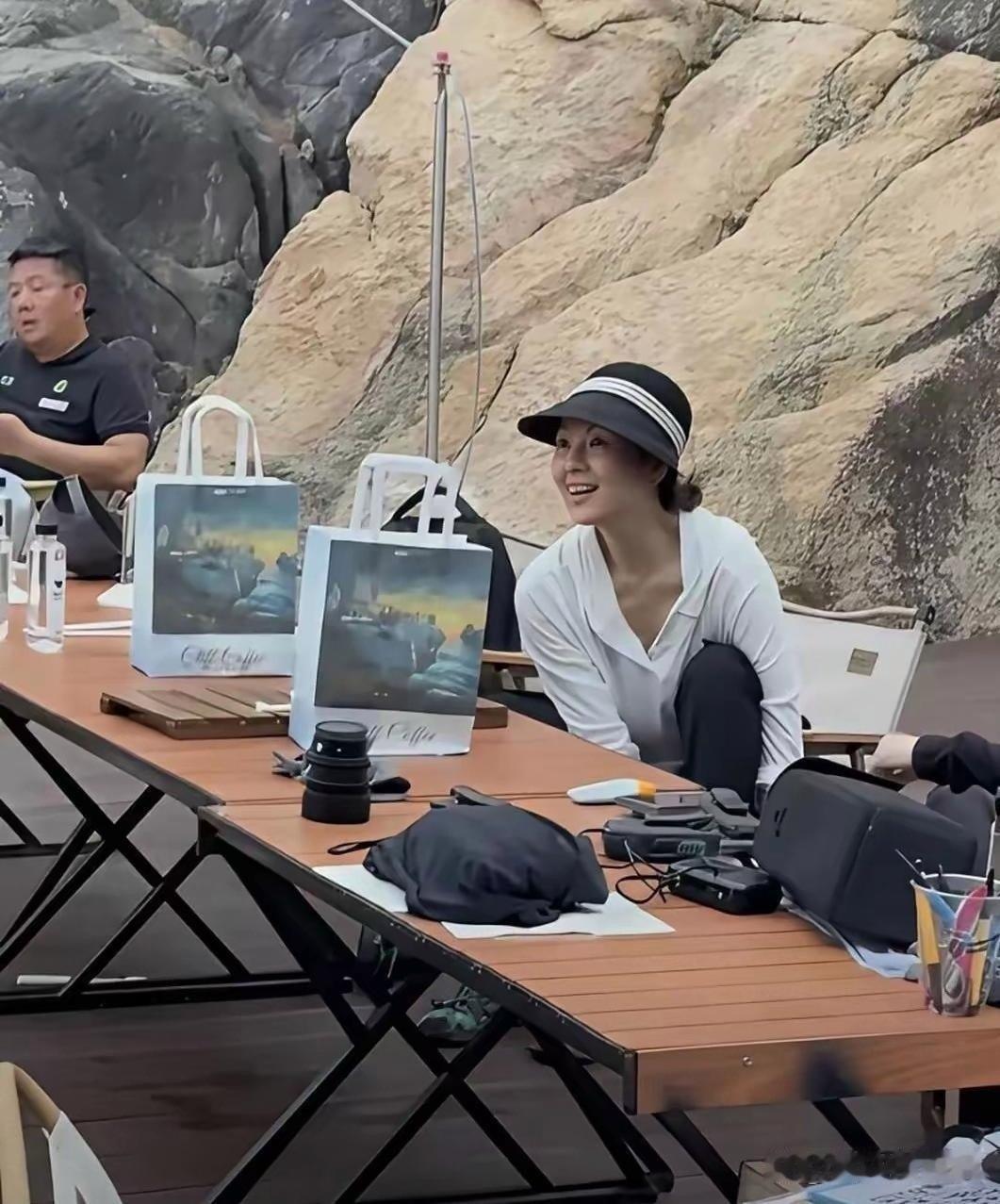 章子怡参加活动中，被人偷拍到了她的素颜照。 ​