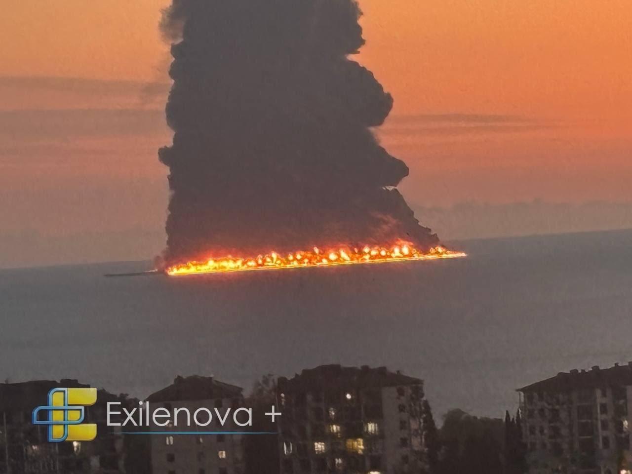 在索契那边，有个巨大的东西爆炸并起火了

很可能是一艘俄罗斯船只，运载着前往克里米亚的弹药，但尚未确认

总之，烟柱巨大，火势持续猛烈。#俄罗斯##乌克兰战争##乌克兰局势# ​