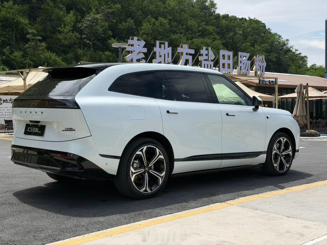 珠峰白色G9L， 非常纯净的感觉， 一定不会出错的颜色，还免费[吃瓜]...