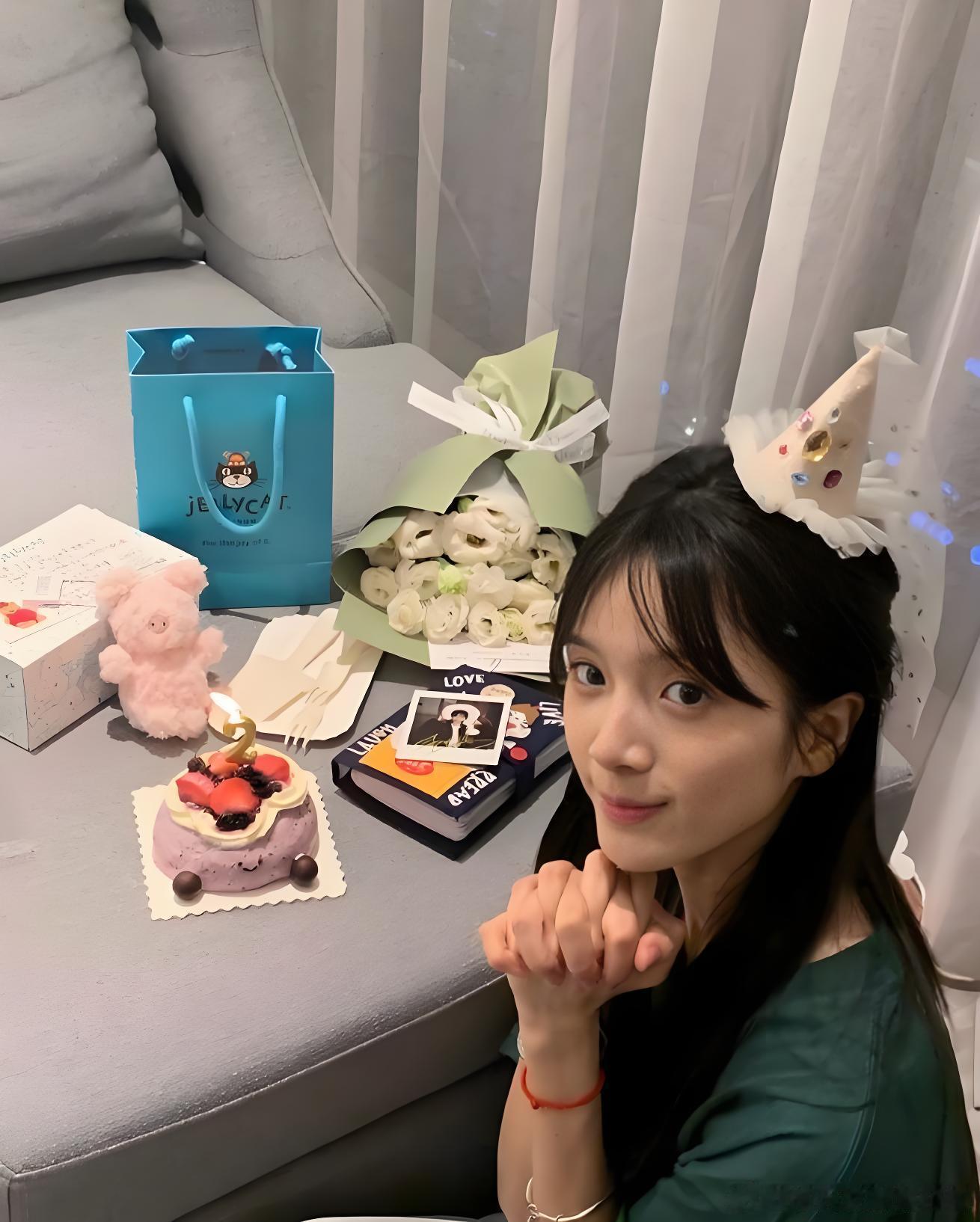 谁懂啊！素人女大逆~袭成14亿票房女主，李思潼终于要走内娱首~个红毯了...