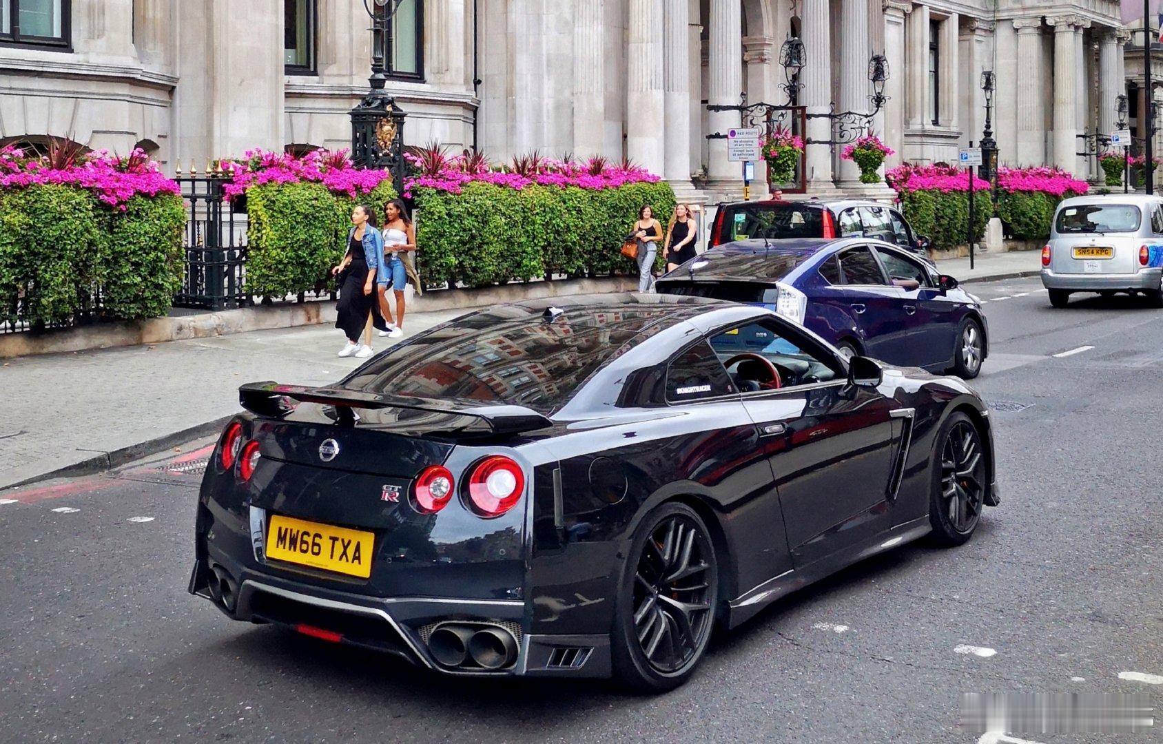 #GTR[超话]##p20##伦敦##gtr##r35# 
英国(伦敦) 日产 GTR R35 (49-52) ​