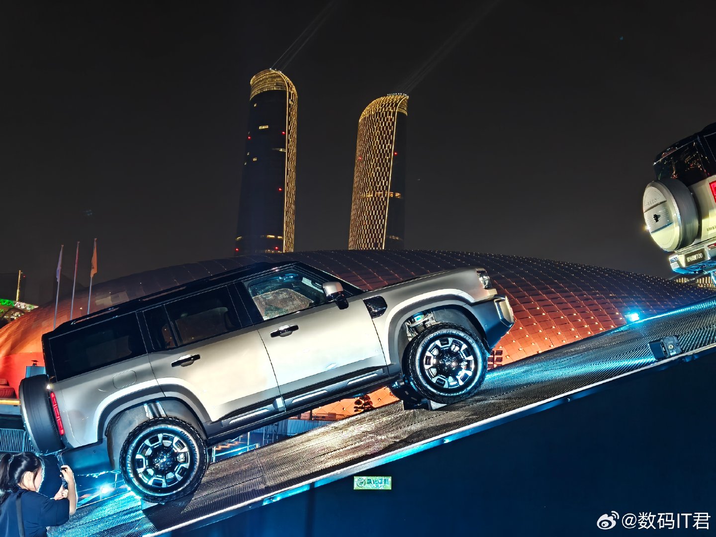 银河战舰700的发布会现场整挺酷啊，
真·顶峰相见了这是～[doge]
#银河战舰700将于10月10日全球上市# ​