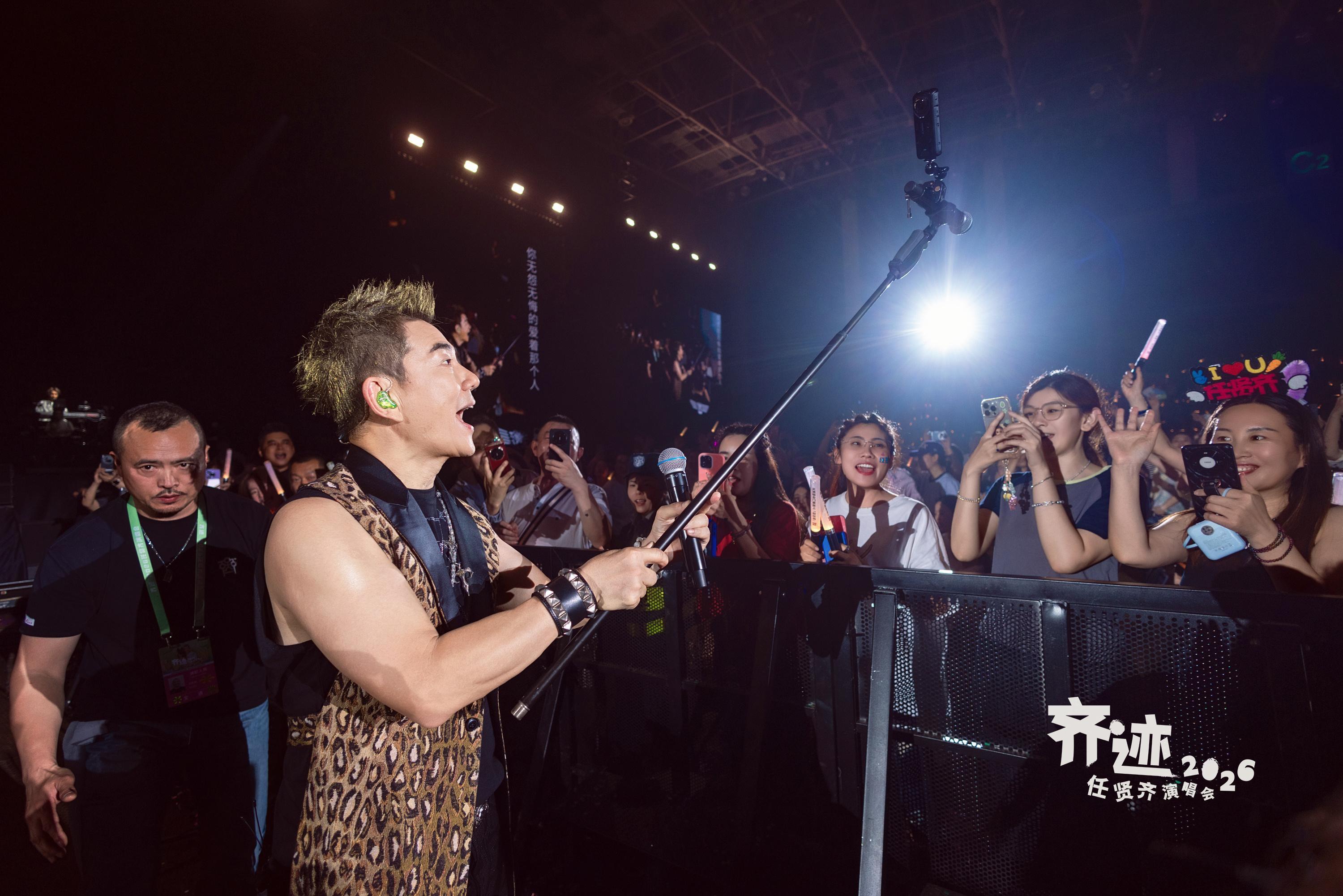 #任贤齐[超话]##任贤齐演唱会# 齐迹2026 · 呼和浩特站day2 📸

「百鸟朝凤」系列的前传 哈哈，
就是呼和浩特day2的这一场，有几十只小小鸟～～
后来才演变成了沈阳站有200只小小鸟的画面！

你们也太会整活了啊！[手指比心][赞] ​