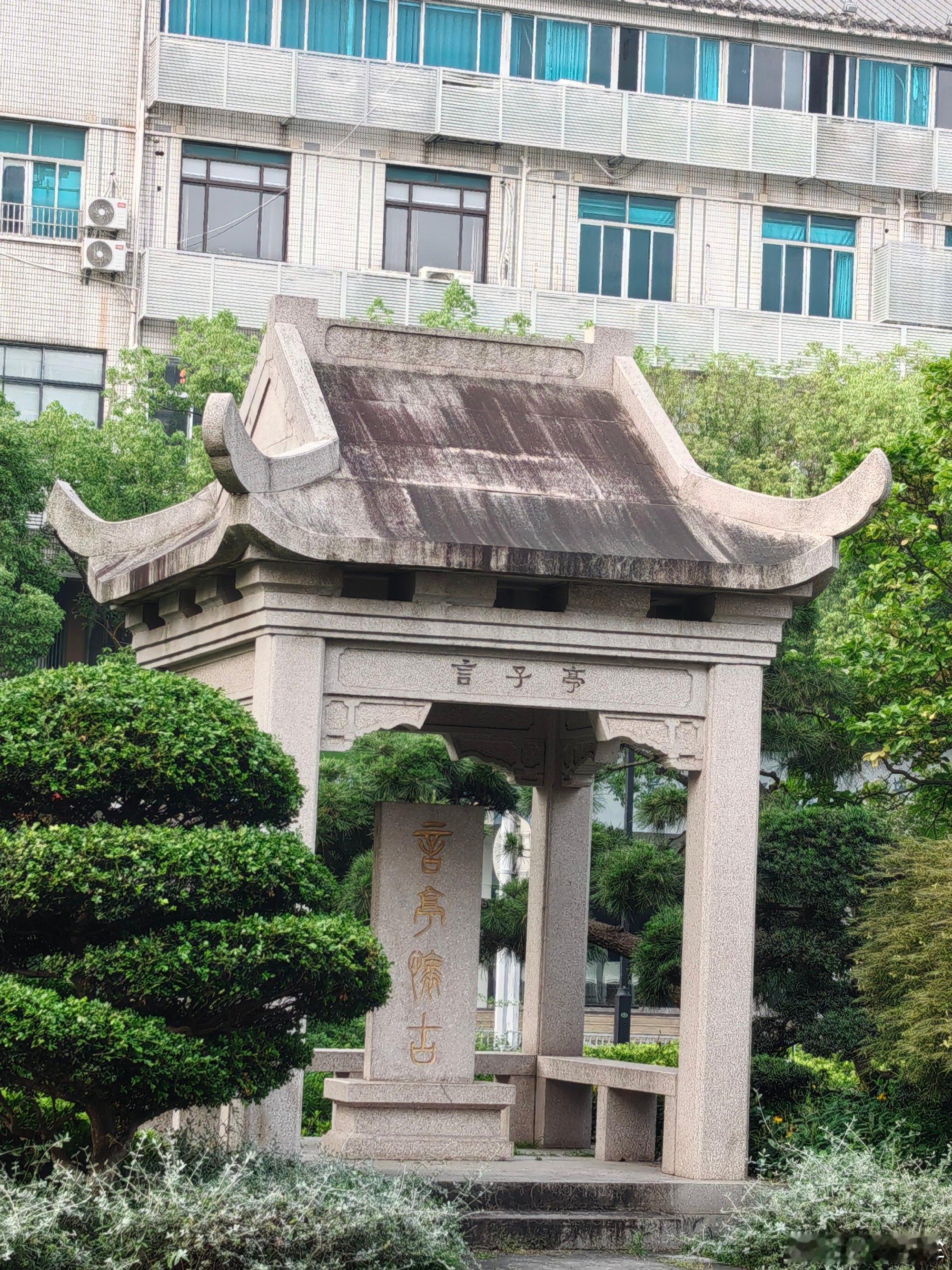 风物姑苏，一景一品｜言桥横跨干将河（古第二横河）的言桥，静立乐桥东侧...