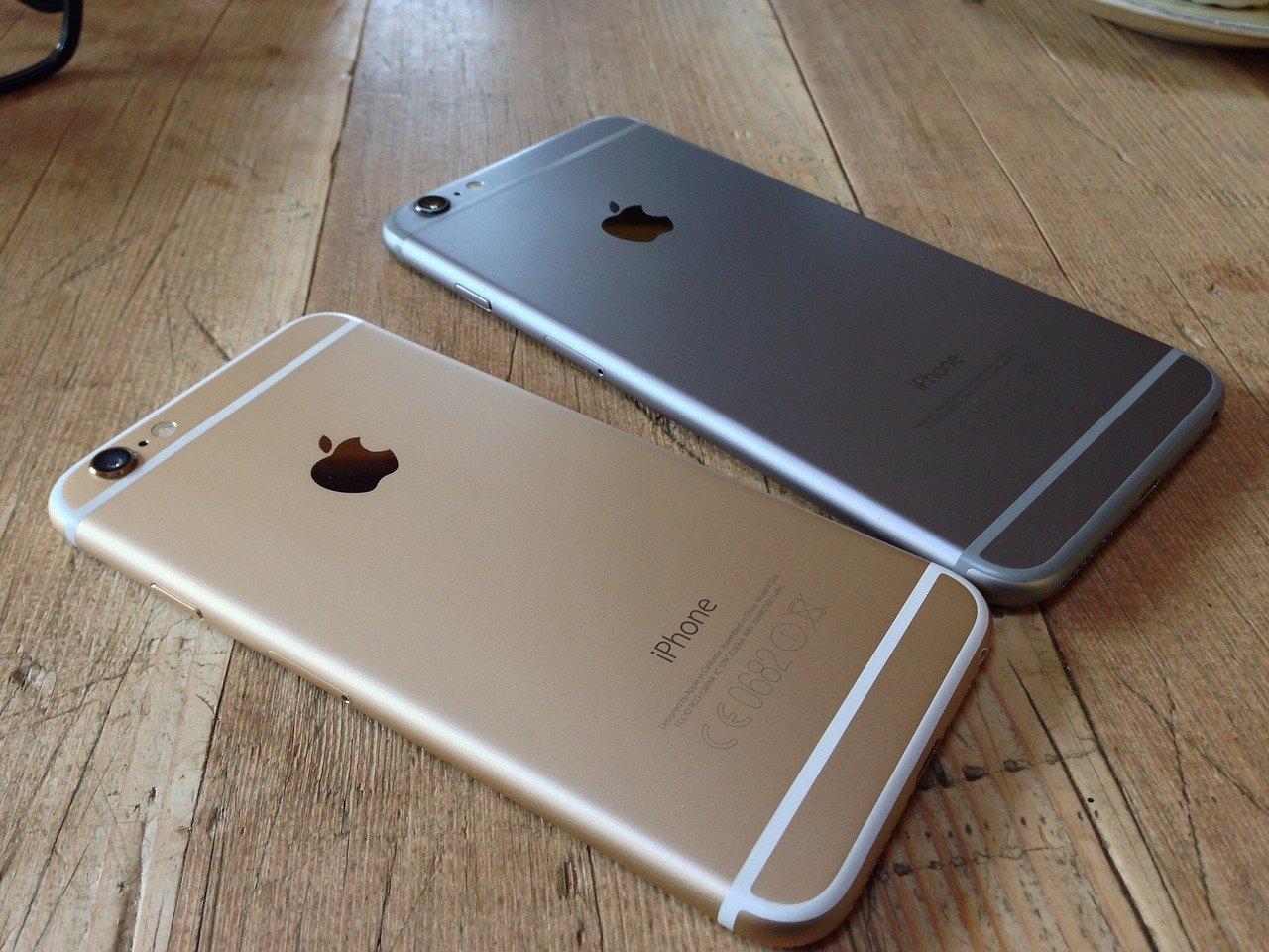 苹果客服称，iPhone 18 Pro改用铝合金后机身更软，开箱划痕、凹陷可能发生在运输环节；激活、迁移数据和升级iOS 27导致发热，约一周可缓解。解释有依据，但不能替代品控。遇到“Panic Full”应先冷却重启，官方渠道14天内可退换。 #苹果客服回应iPhone18Pro被吐槽# ​
