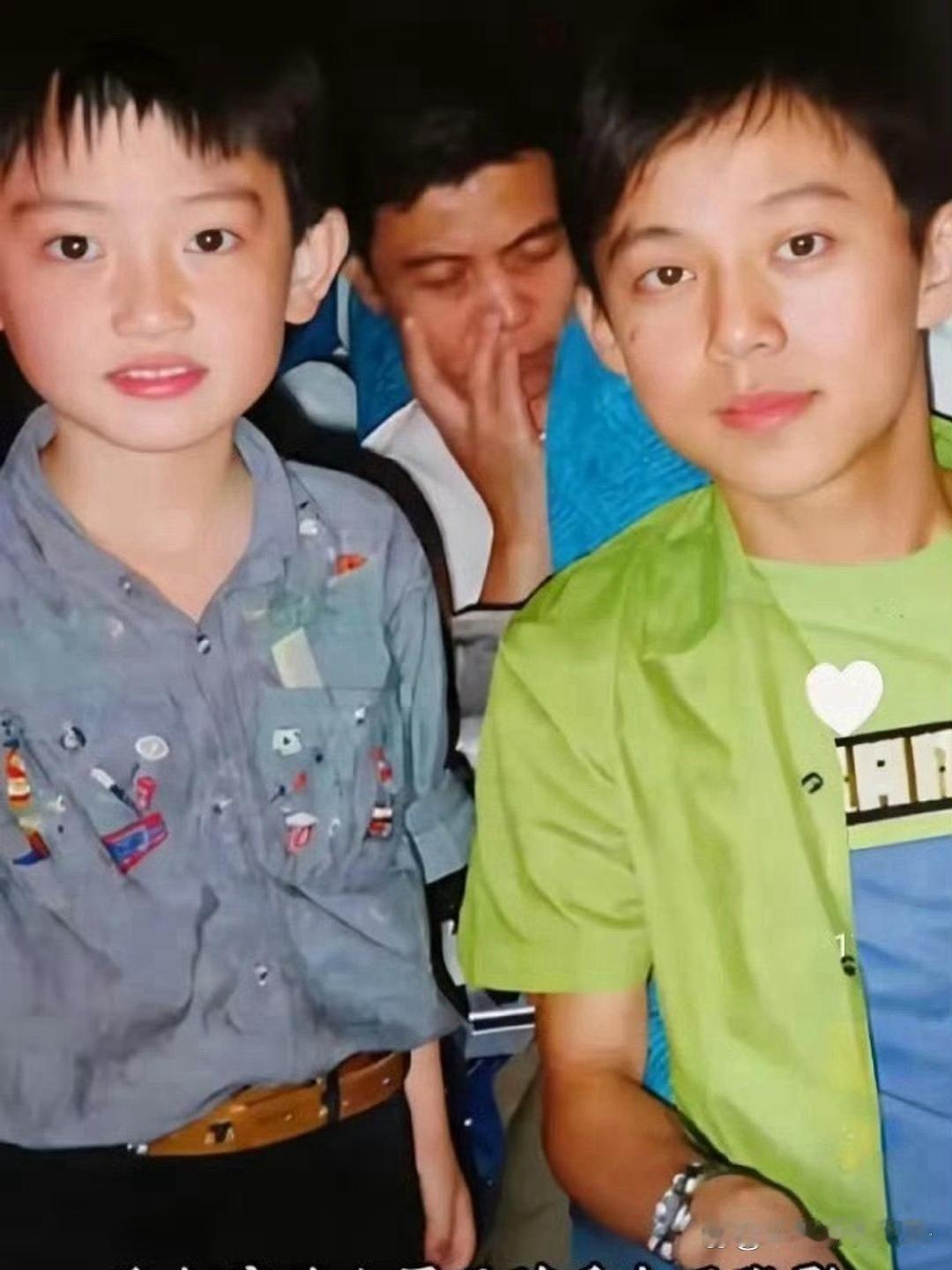1997年，何炅和一个小男孩在飞机上合影。没想到的是，后来，这个小男孩成了内娱顶流 ​