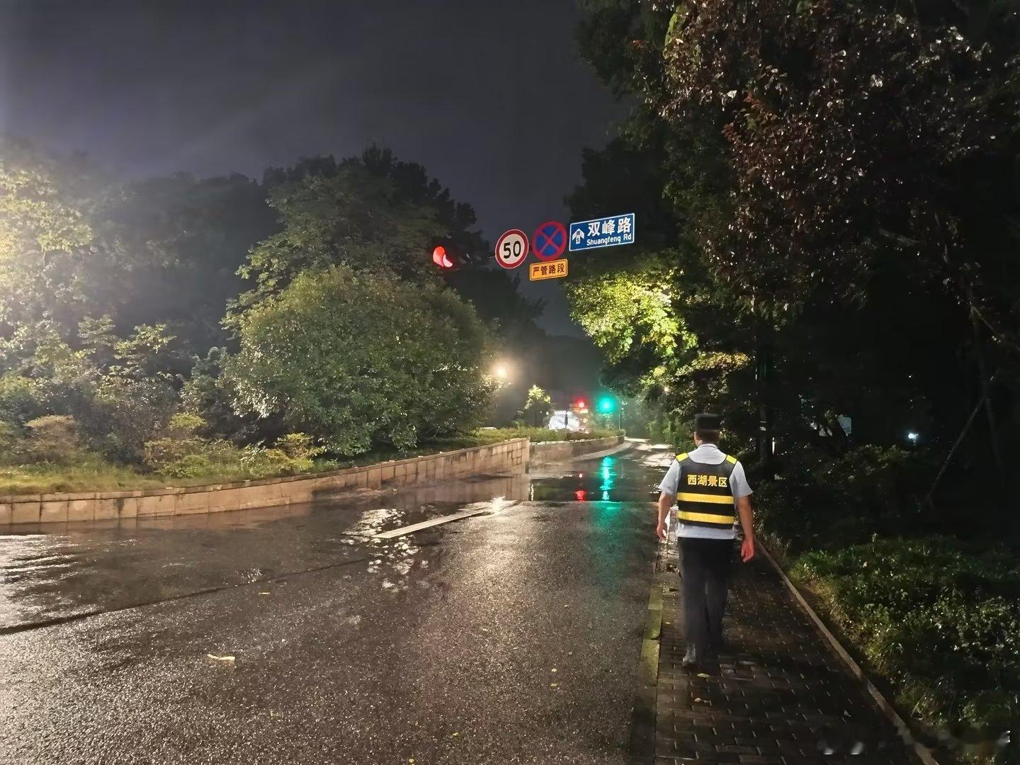 #游客吐槽杭州景区路灯少#

1. 游客吐槽：西溪湿地、太子湾等杭州景区夜间光线昏暗，部分游客觉得出行不便、拍照效果差，甚至夜游体验不佳。
2. 背后缘由：杭州推行黑天空保护计划，主动调暗、关闭非必要景观照明，减少光污染，保护动植物；同时在特殊时期管控景观用电。
3. 舆论争议：一部分人欣赏暗 ​