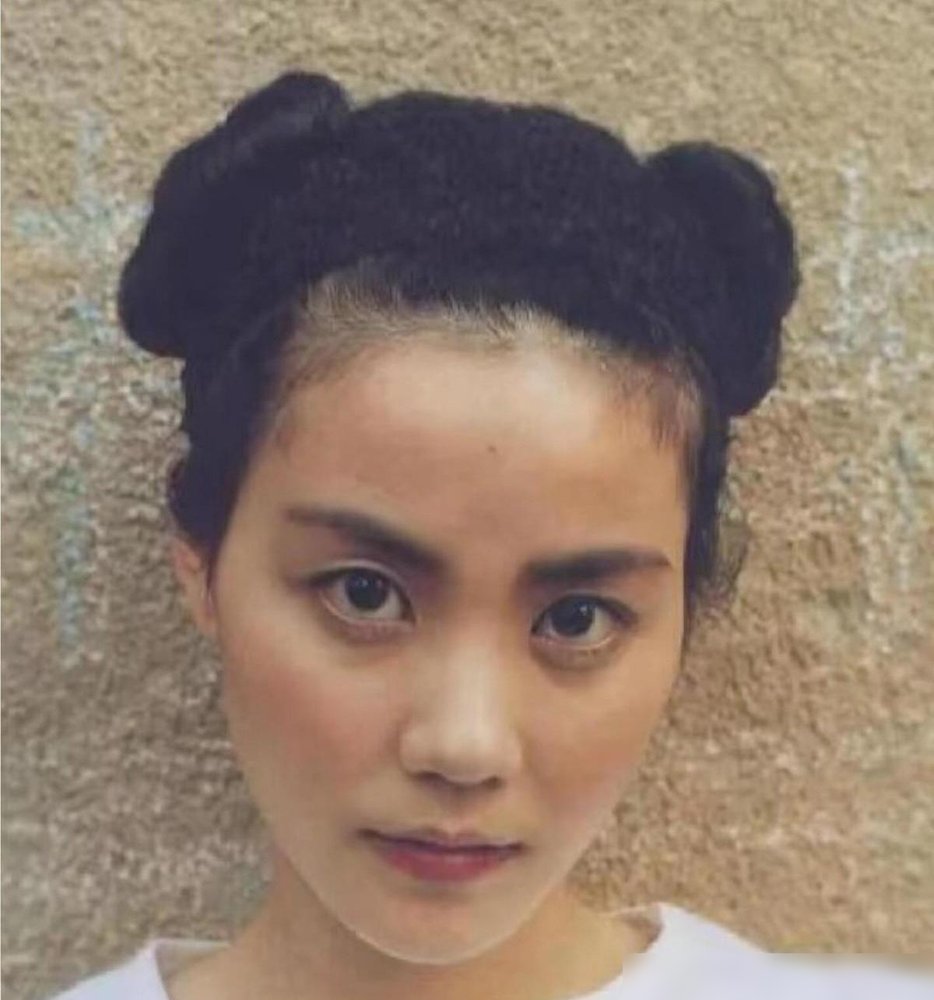 王菲和窦靖童同框，一眼看过去，根本不像亲母女。王菲那张脸，骨相薄，线条冷，眼神像隔着一层霜。窦靖童站在旁边，驼着背，下巴那颗痣都透着一股“随便吧”的劲儿。一个绷着仙气，一个松到骨头里。
但你再细看，俩人谁也不学谁。王菲不装嫩，窦靖童不扮乖。这比长得像高级多了。
2025年窦靖童“状况外”巡演，台